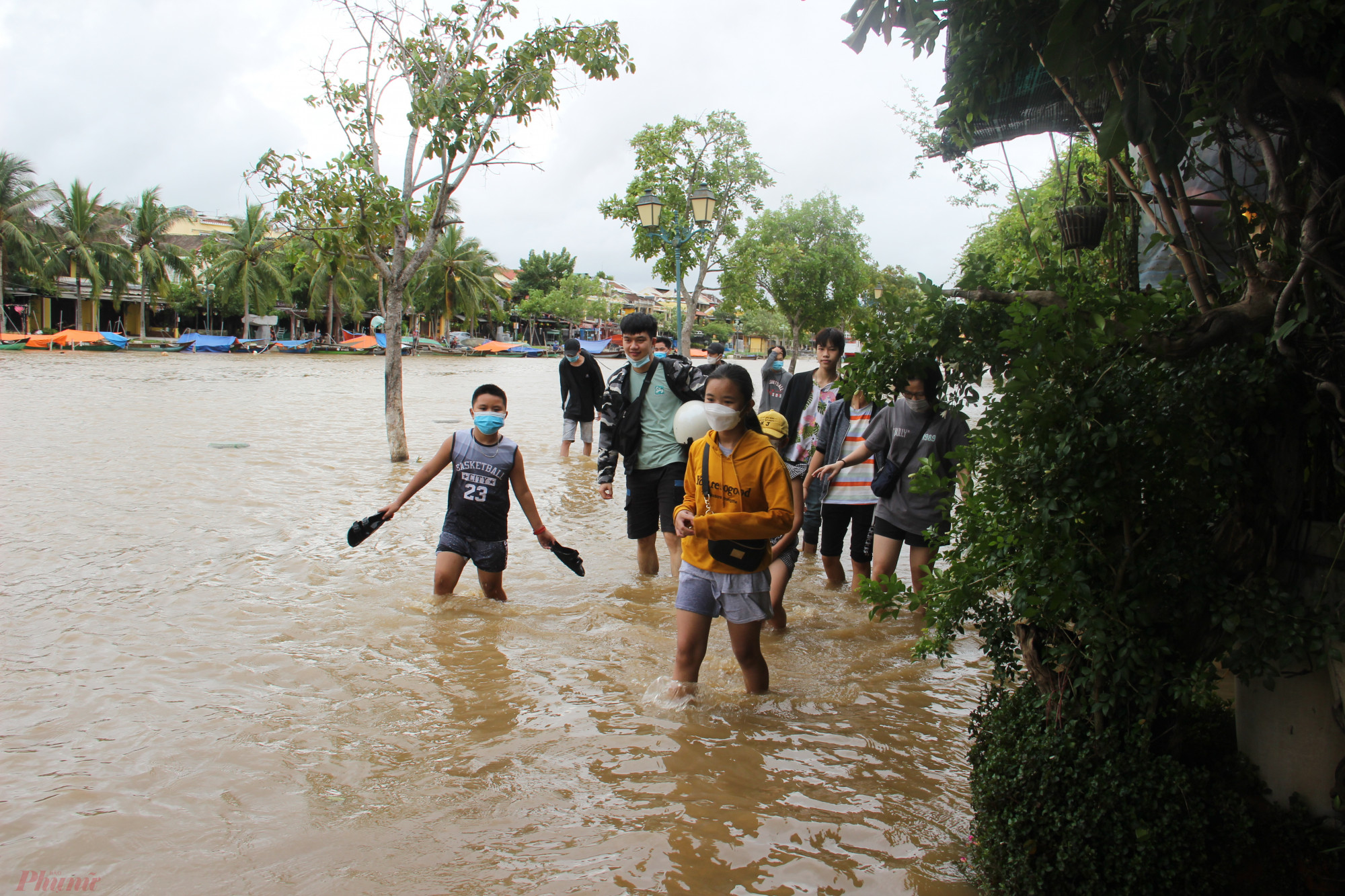Rất đông các bạn trẻ ở Đà Nẵng, Hội An tranh thủ dịp này để lội lụt và chụp hình ghi lại khoảnh khắc đẹp