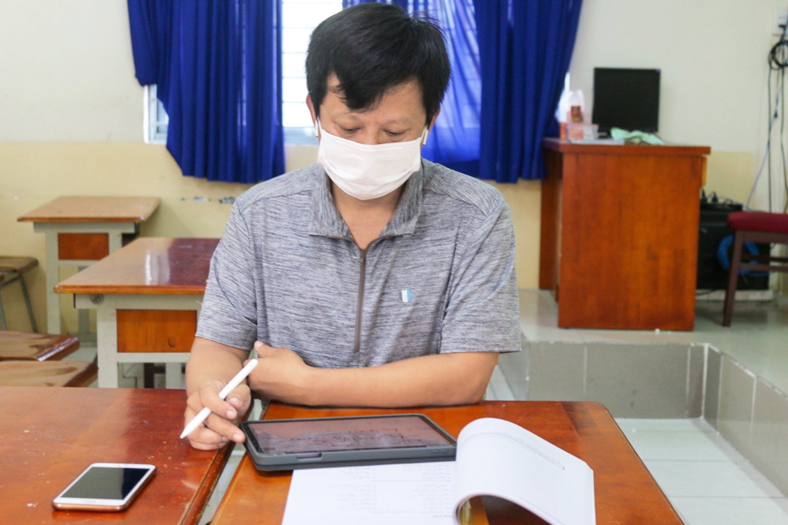 Giáo viên Trường THPT Nguyễn Du (Q.10) chuẩn bị đề kiểm tra online - ẢNH: THANH THANH