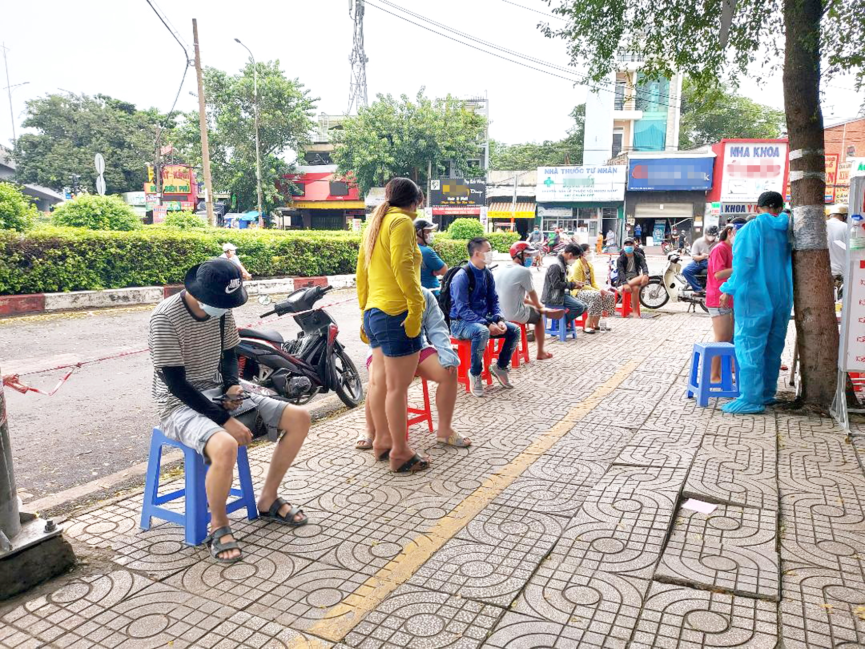 Phí xét nghiệm ở cơ sở y tế tư nhân đang quá cao khiến người dân đã khó càng thêm khó