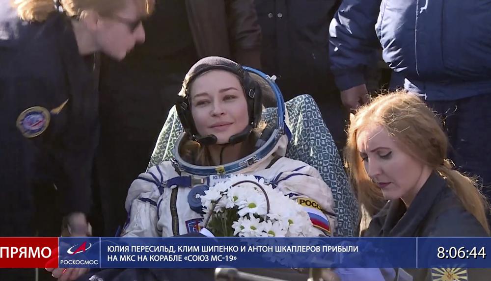 Nữ diễn viên Yulia Peresild trở về Trái đất sau 12 ngày đóng phim trên tài vũ trụ