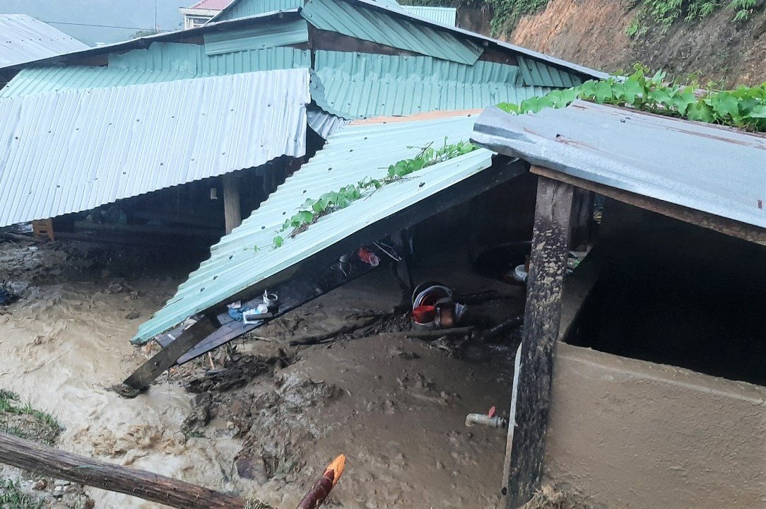 Nhiều ngôi nhà của người dân ở huyện Tây Giang buộc phải di dời khẩn cấp