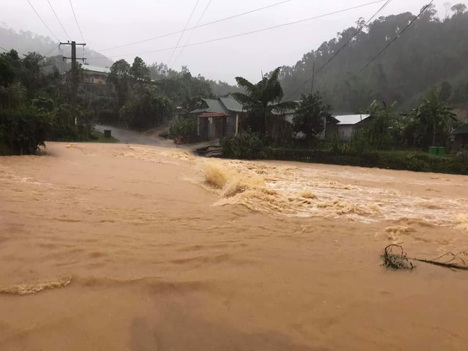 Mưa lớn kéo dài khiến nước lũ dâng cao gây chia cắt cục bộ tại nhiều địa phương miền núi Quảng Nam