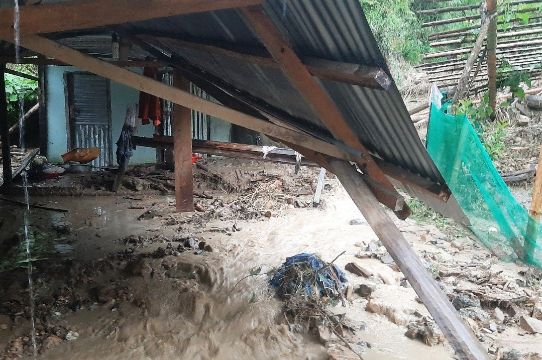 Mưa lớn khiến bùn đất tràn vào nhà dân tại xã Axan, huyện Tây Giang