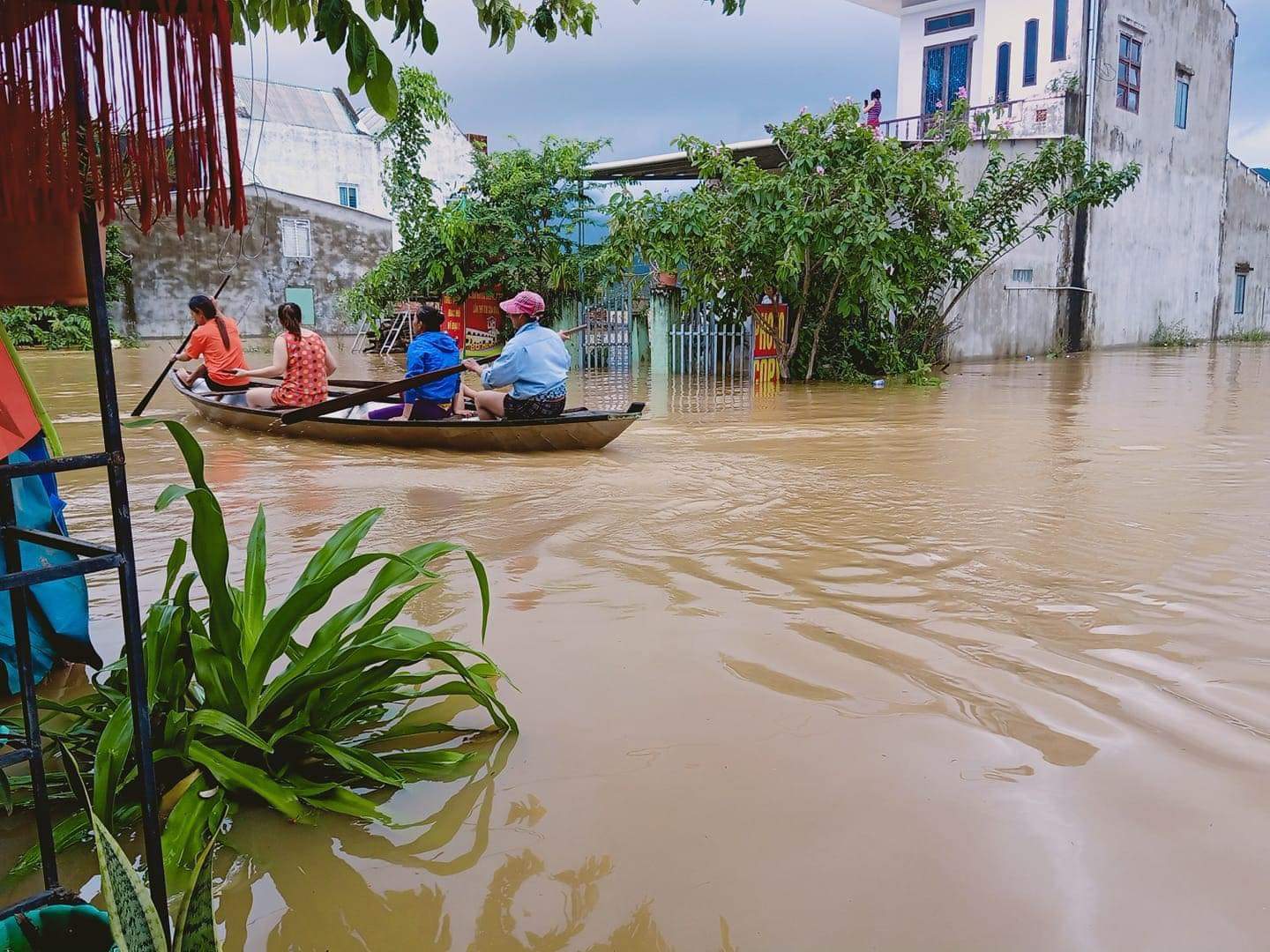 Những người dân xã Đại Lãnh, Đại Hưng cho rằng, lượng mưa nhỏ nhưng do thủy điện đồng loạt xả lũ nên nước lên rất nhanh