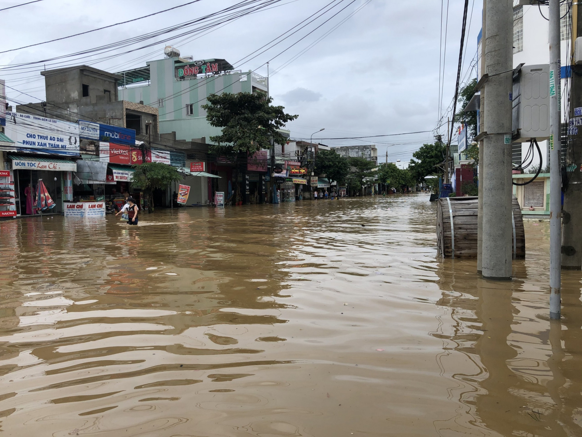 Nhiều tuyến đường tại thị trấn Ái Nghĩa, xã Đại Hưng, Đại Lãnh ngập sâu có nơi lên đến 1m.