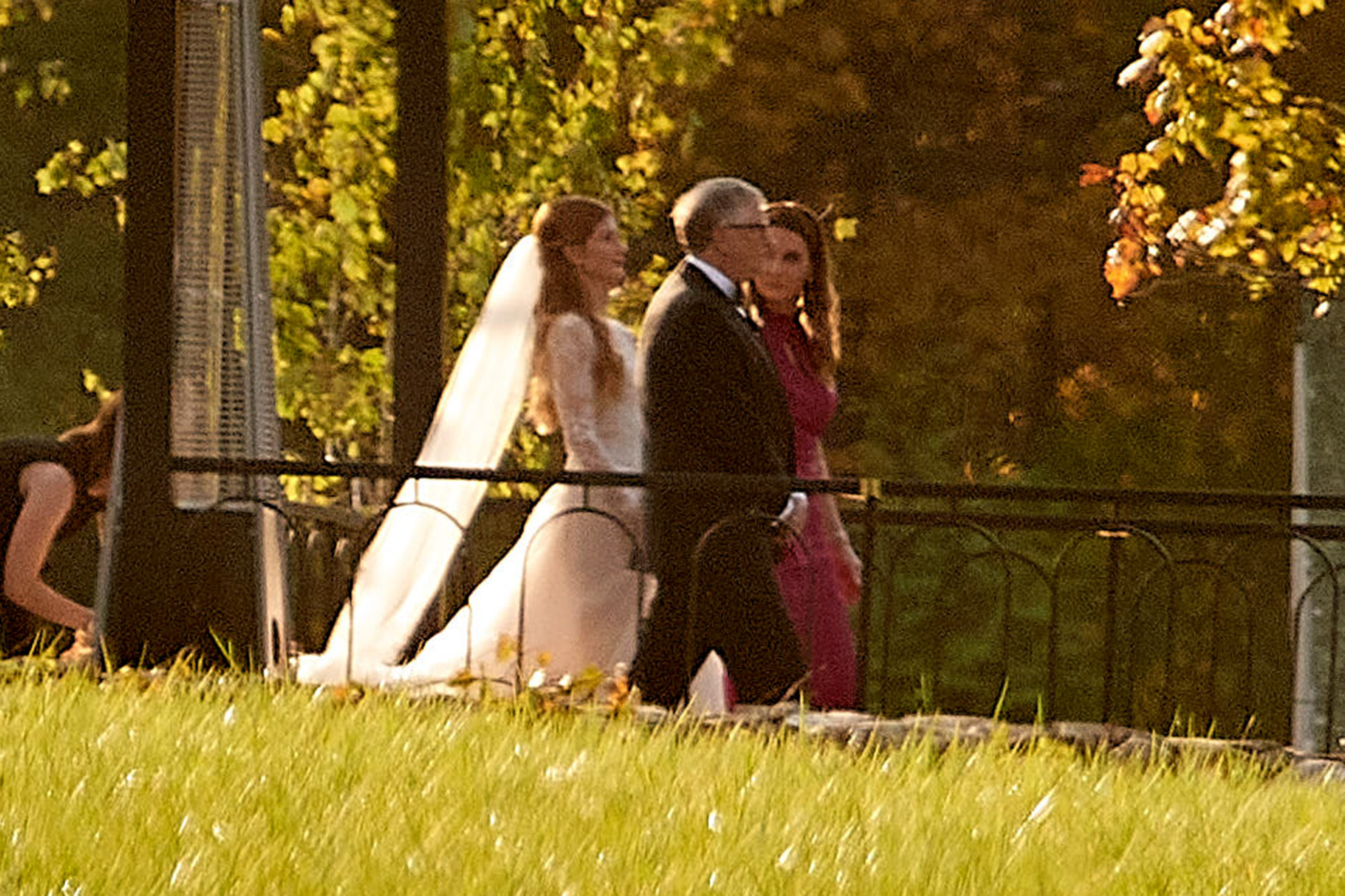 Tỷ phú Bill Gates và vợ cũ Melinda cùng nhau dắt con gái Jennifer vào lễ đường trước đám cưới ở điền trang Bắc Salem.