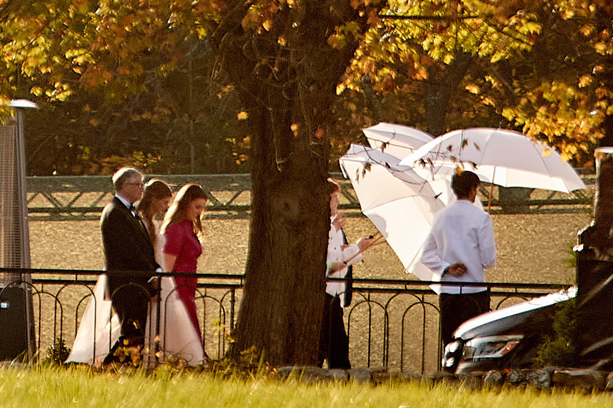 Trong suốt nhiều ngày trước lễ cưới của con gái cưng, tỷ phú Bill Gates và vợ cũng đã cùng nhua tiếp đóm bạn bè, người thân. Cùng nhau đi dạo với cô con gái và đứng nhìn đôi tân hôn chụp ảnh cưới