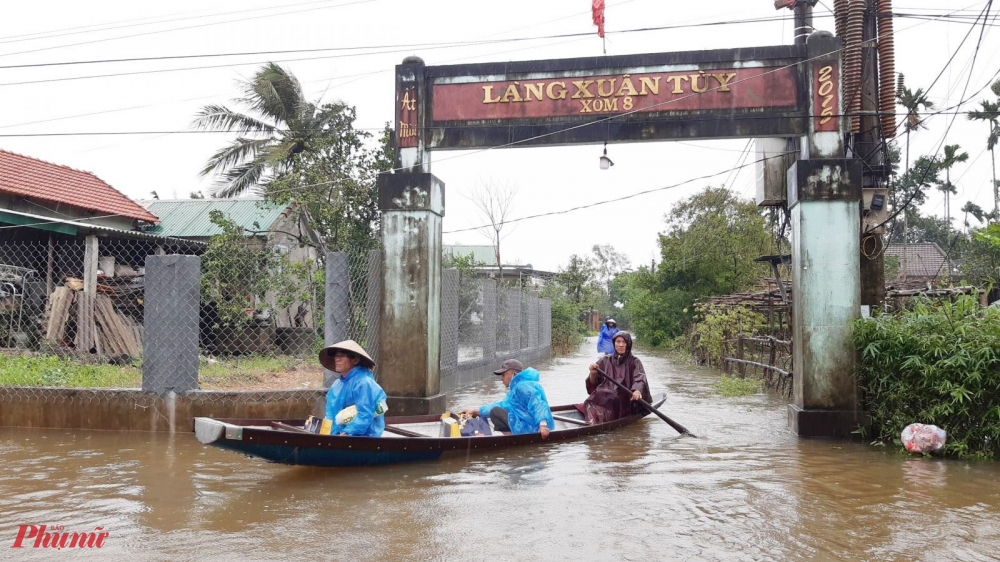 Để chủ động ứng phó với mưa lớn trên diện rộng, nguy cơ lũ quét và sạt lở đất, Ban Chỉ huy PCTT&TKCN tỉnh Thừa Thiên – Huế yêu cầu các địa phương tổ chức hướng dẫn đảm bảo an toàn cho người và phương tiện qua các khu vực ngầm tràn, ngập úng. Nghiêm cấm người dân đánh bắt cá, vớt củi trên sông. Chủ động rà soát, sơ tán dân cư vùng nguy hiểm, khu vực có nguy cơ sạt lở đất, lũ quét, để di dời đến nơi an toàn.