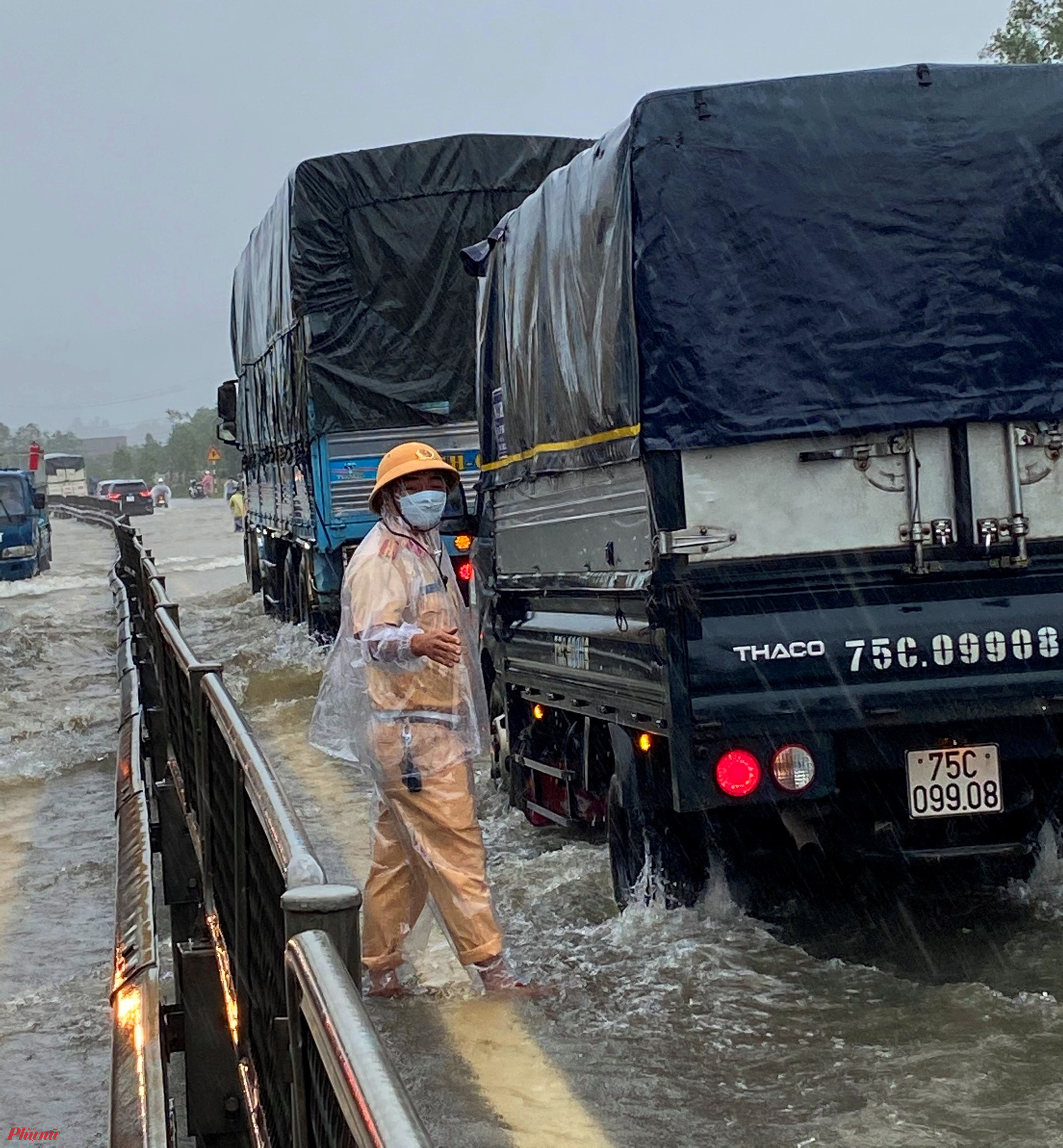 Lực lượng CSGT phải chia nhiều tổ để giúp đỡ người đi đường qua khu vực nguy hiểm này