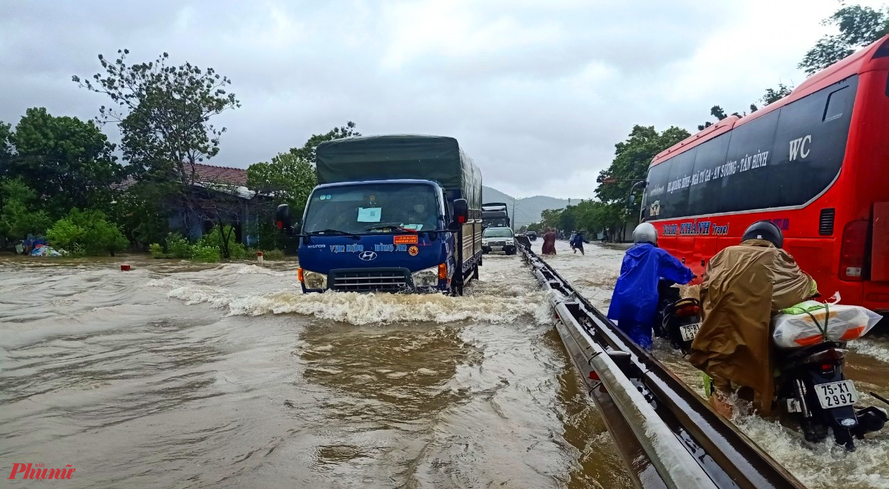 Việc ngập lũ trên Quốc lộ 1A đoạn đi qua địa bàn xã Lộc Trì huyện Phú Lộc (Thừa Thiên- Huế) khiến giao thông qua lại trên tuyến đường này hết sức khó khăn