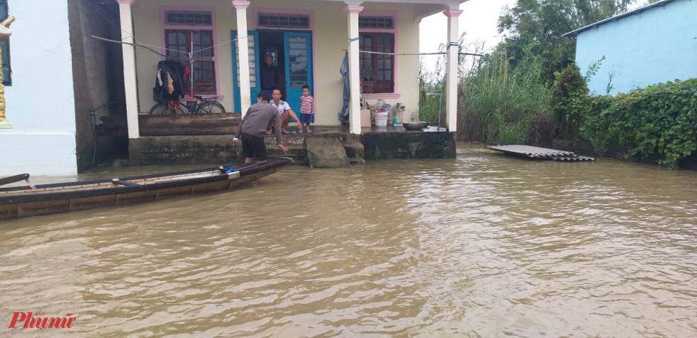 Đến chiều 17/10 tại thôn Tân Bình xã Phong Bình (huyện Phong Điền, Thừa Thiên- Huế) mưa lớn gây ngập lụt chia cắt toàn bộ tuyến đường vào thôn này