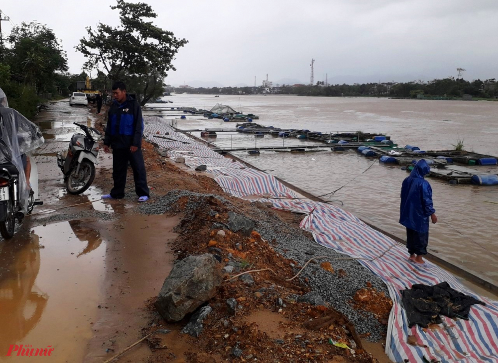 Do mưa lớn kéo dài  trên đoạn đường ven sông Bồ  đoạn qua xã Quảng Phú hiện đã có nhiều điểm sạt lở đất