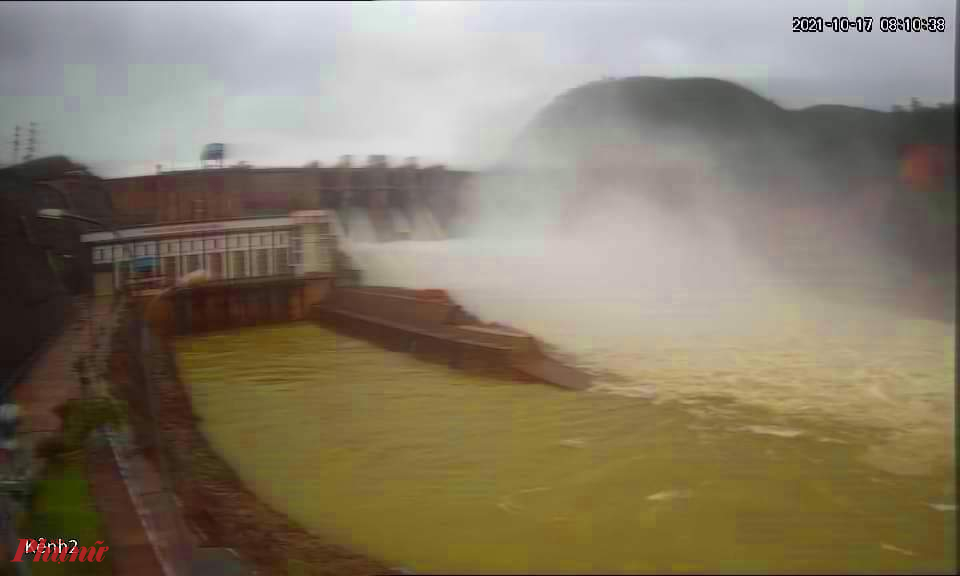 Thủy điện Hương Điền tăng lưu lượng xả lũ về hạ dư, ảnh chụp tại Trung tâm TKCN-PCLB tỉnh Thừa Thiên- Huế