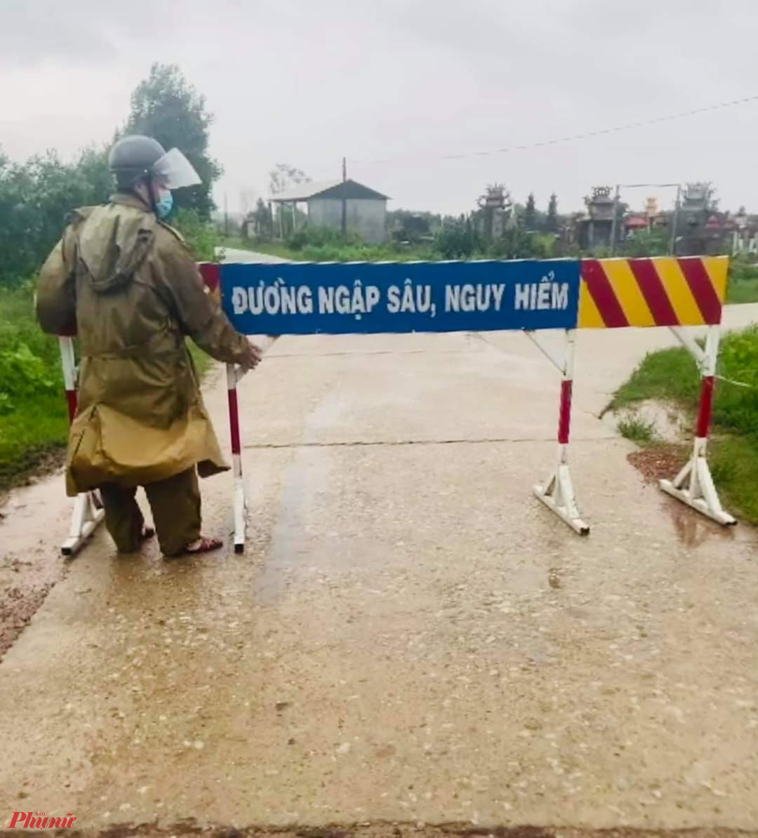 Hiện nay, Cụ thể, mực nước sông Đakrông, sông Ba Lòng lên nhanh làm ngập lụt các cầu tràn, ngầm tràn Tà Rụt - A Vao, đường vào trung tâm xã A Vao; tràn Ba Lòng xã Ba Lòng, tràn thôn A Rồng Trên, xã A Ngo (quốc lộ 15D) mực nước ngập sâu từ 0,5 đến 2m gây chia cắt đường vào trung tâm xã Ba Nang, A Vao, Ba Lòng và các thôn Ly Tôn, xã Tà Long; thôn Gia Giã, xã Hường Hiệp; khu tái định cư Húc Nghì, xã Húc Nghì...