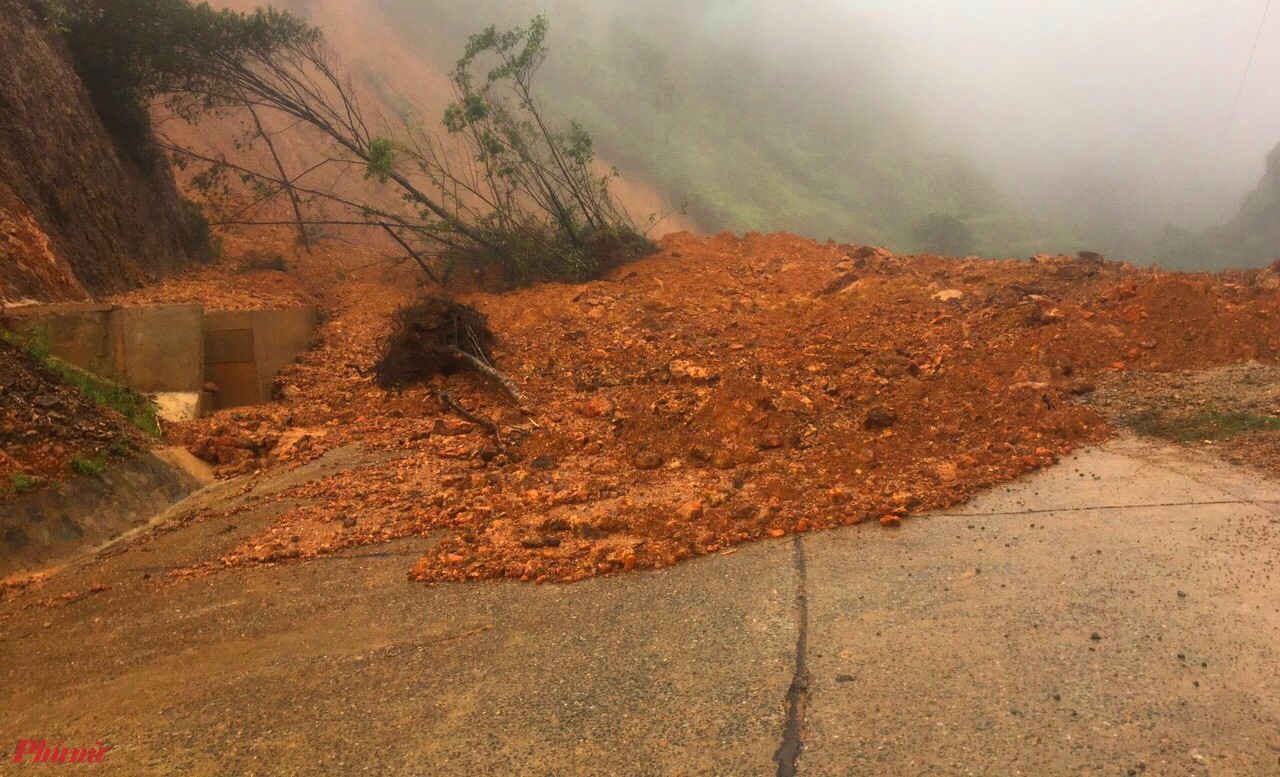 Mưa lớn nhiều ngày đã dẫn đến tình trạng sạt lở núi diễn ra trên đường Hồ Chí Minh đoạn qua xã A Roàng huyện A Lưới (Thừa Thiên-Huế)