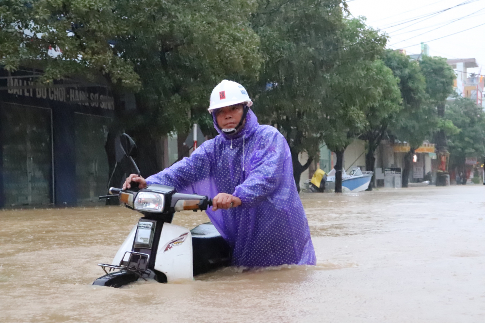 Tại thị trấn Kiên Giang nhiều nơi nước ngập sâu khiến việc đi lại rất khso khăn