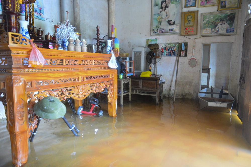 Do đã quen với cảnh nước ngập lụt tràn vào nhàCác hộ dân đều đã chủ động kê lên chỗ cao các tài sản có giá trị, thóc lúa…