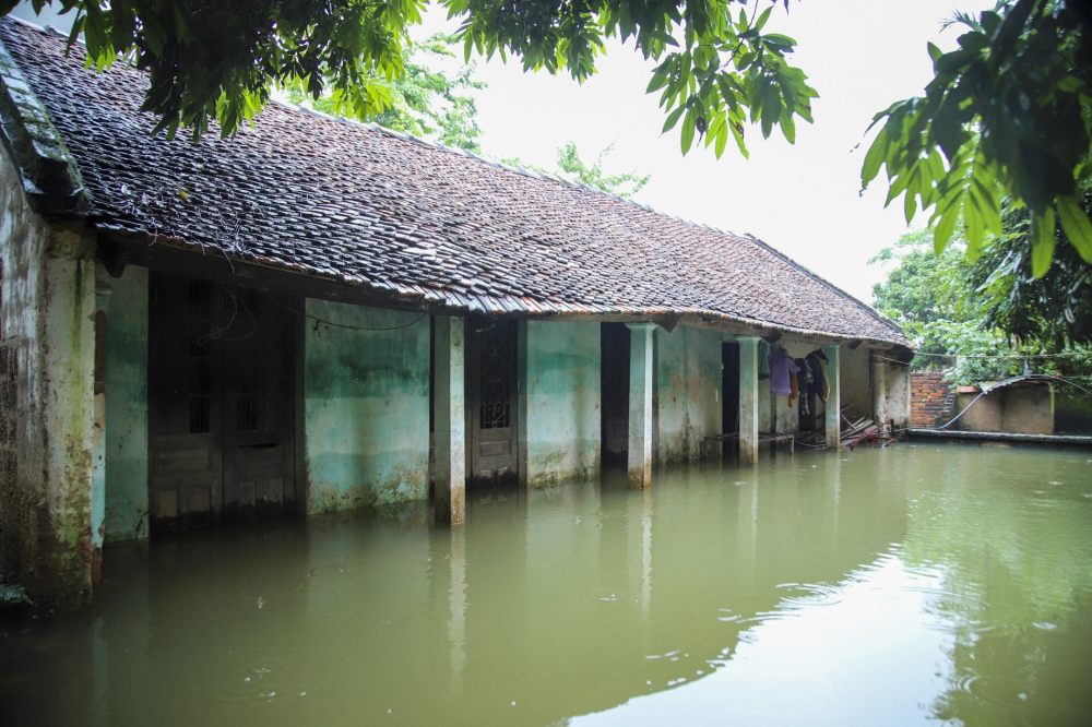 Tại thôn Đồng Dâu (xã Tốt Động, huyện Chương Mỹ, Hà Nội) đã có khoảng hơn 100 hộ dân bị ngập.