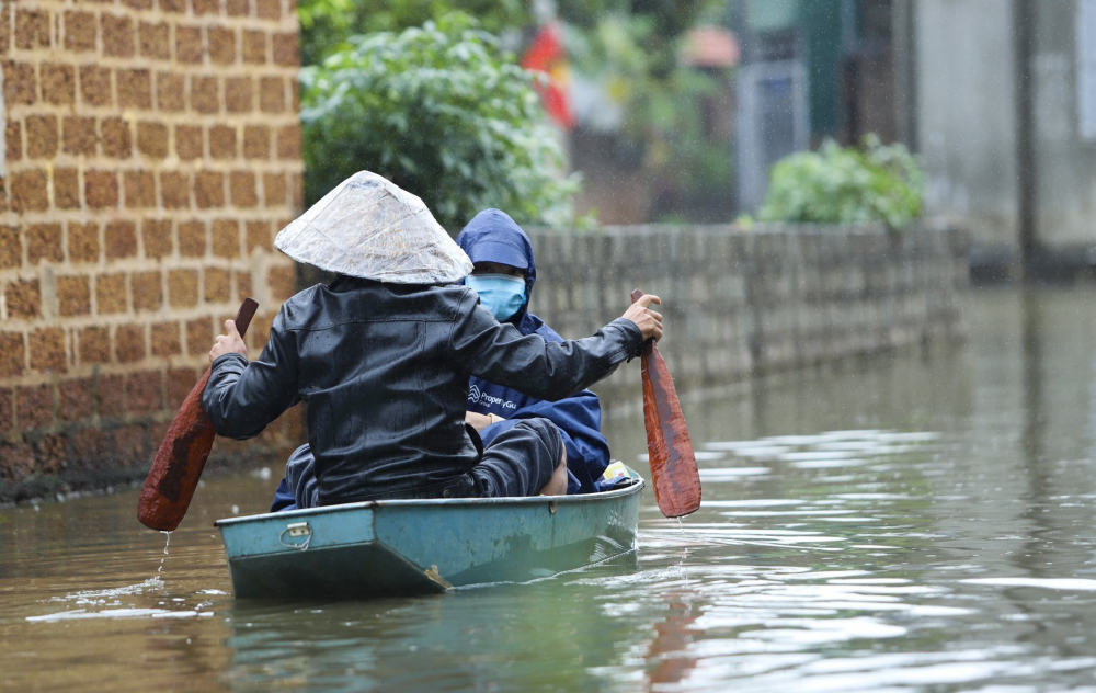 Chị Nguyễn Thị Lý ( 48 tuổi) cho biết:' nước ngập như thế này đã được 5 ngày hôm nay rồi, lúc sáng bắt đầu có hiện tượng rút. Tuy nhiên, từ khoảng 13h nước lại bắt đầu dâng cao hơn'.