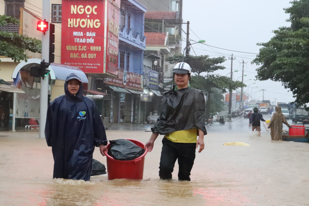 Trên địa bàn huyện Lệ Thuỷ, mưa lớn trong những ngày qua cũng đã làm cho nhiều khu vực bị ngập lụt