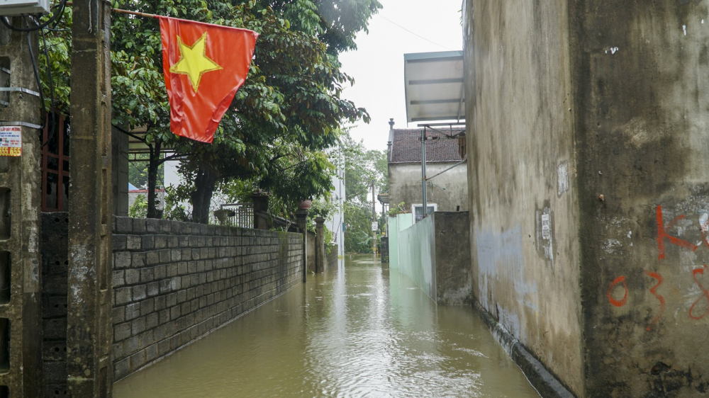 Nhiều tuyến đường giao thông liên thôn tại xã Phong Bình bị nước lũ chia cắt.