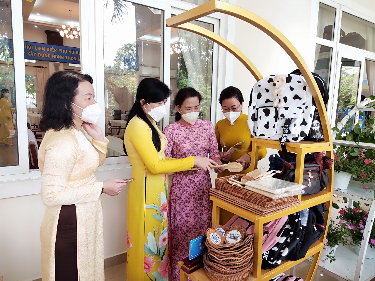 Các đại biểu tham quan khu vực trưng bày những sản phẩm độc đáo từ hội viên phụ nữ các cơ sở
