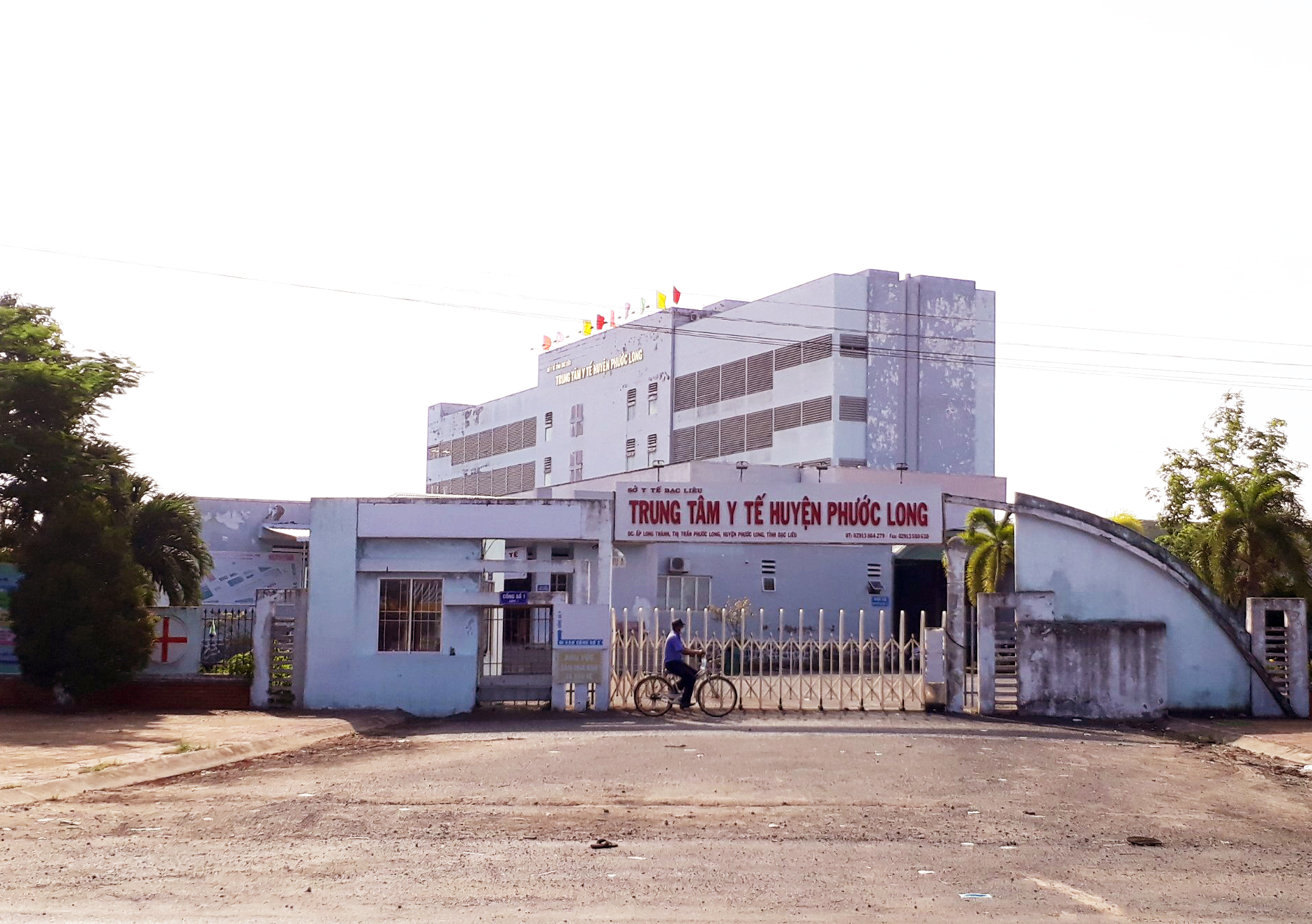 2 cán bộ công an bị Thừa đâm điều trị tại Trung tâm Y tế huyện Phước Long.