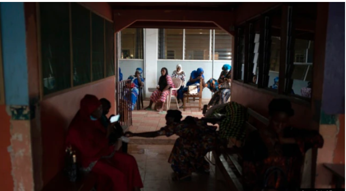 Những phụ nữ mang thai chờ khám tại một bệnh viện ở Serrekunda, ngoại ô Banjung, Gambia
