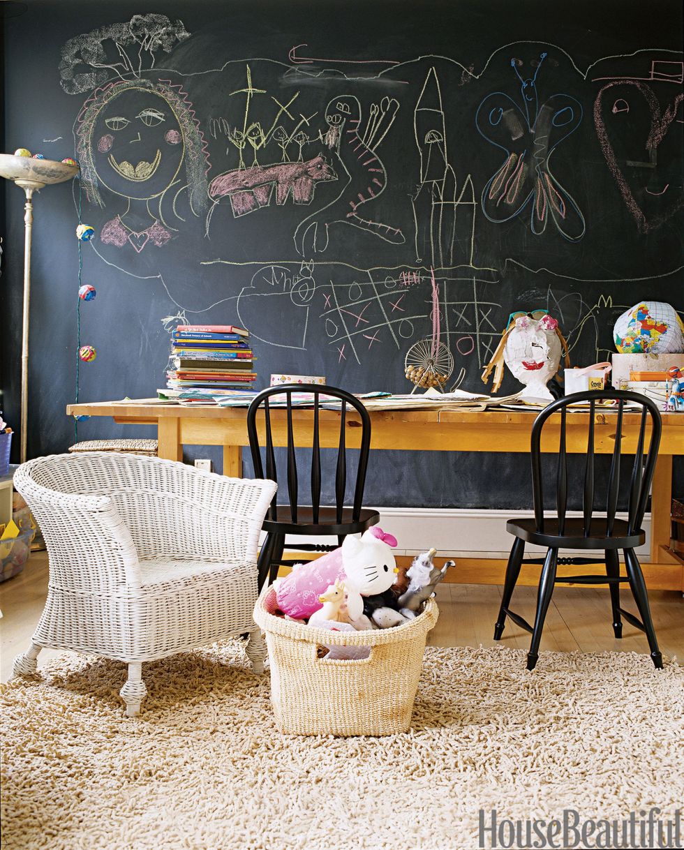 Thêm một bức tường bảng đen Sơn bảng đen của Benjamin Moore bao phủ các bức tường của phòng chơi trong ngôi nhà ở East Hampton của Ruby Beets, sẵn sàng cho bất cứ khi nào nguồn cảm hứng xuất hiện. Khi các cô gái có bạn bè của họ đến, họ không còn xa nữa, nhưng họ có thể làm việc của riêng mình, cô nói. Họ có một cái bàn để họ có thể vẽ, và một chiếc ghế sofa nhỏ.