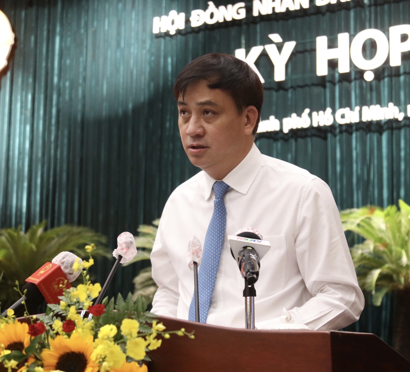 Phó chủ tịch UBND TPHCM Lê Hòa Bình trình bày các tờ trình của UBND TP tại kỳ họp sáng 18/10