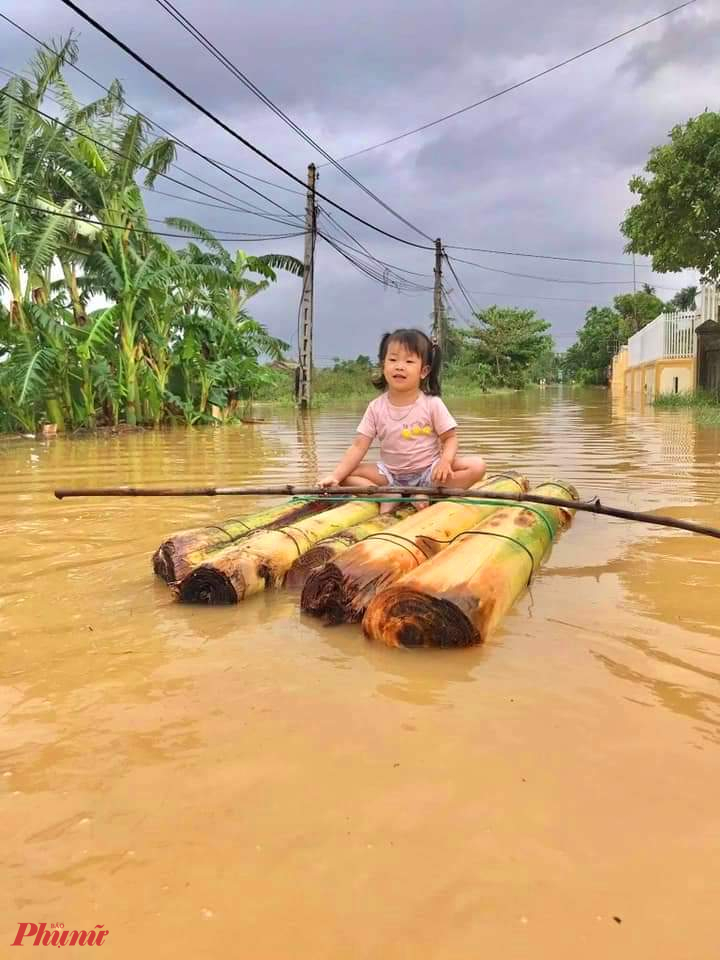 Bè chuối cũng được trưng dụng để đi lại.