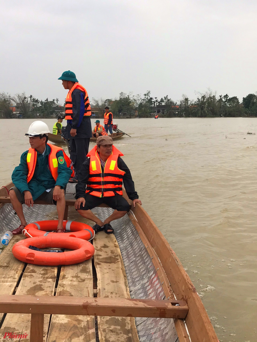 Tại xã Quảng An được coi là 'rốn lũ' của huyện Quảng Điền  nước lũ còn cao, nhiều thôn nước ngập sâu, 0,7m