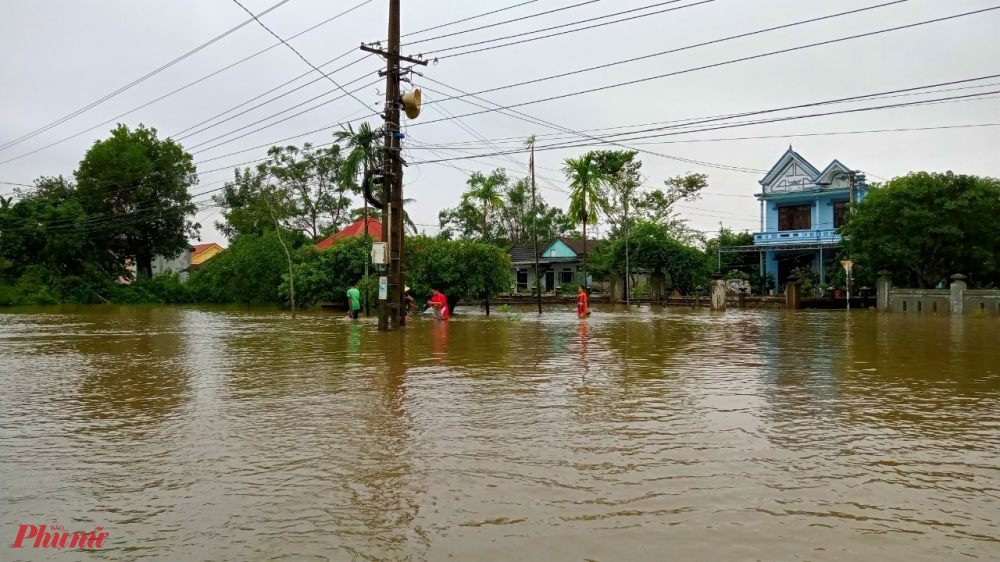 Nhiều tuyến đường giao thông liên thôn tại xã Phong Bình đã bị nước lũ chia cắt do nước sông Ô Lâu dâng cao