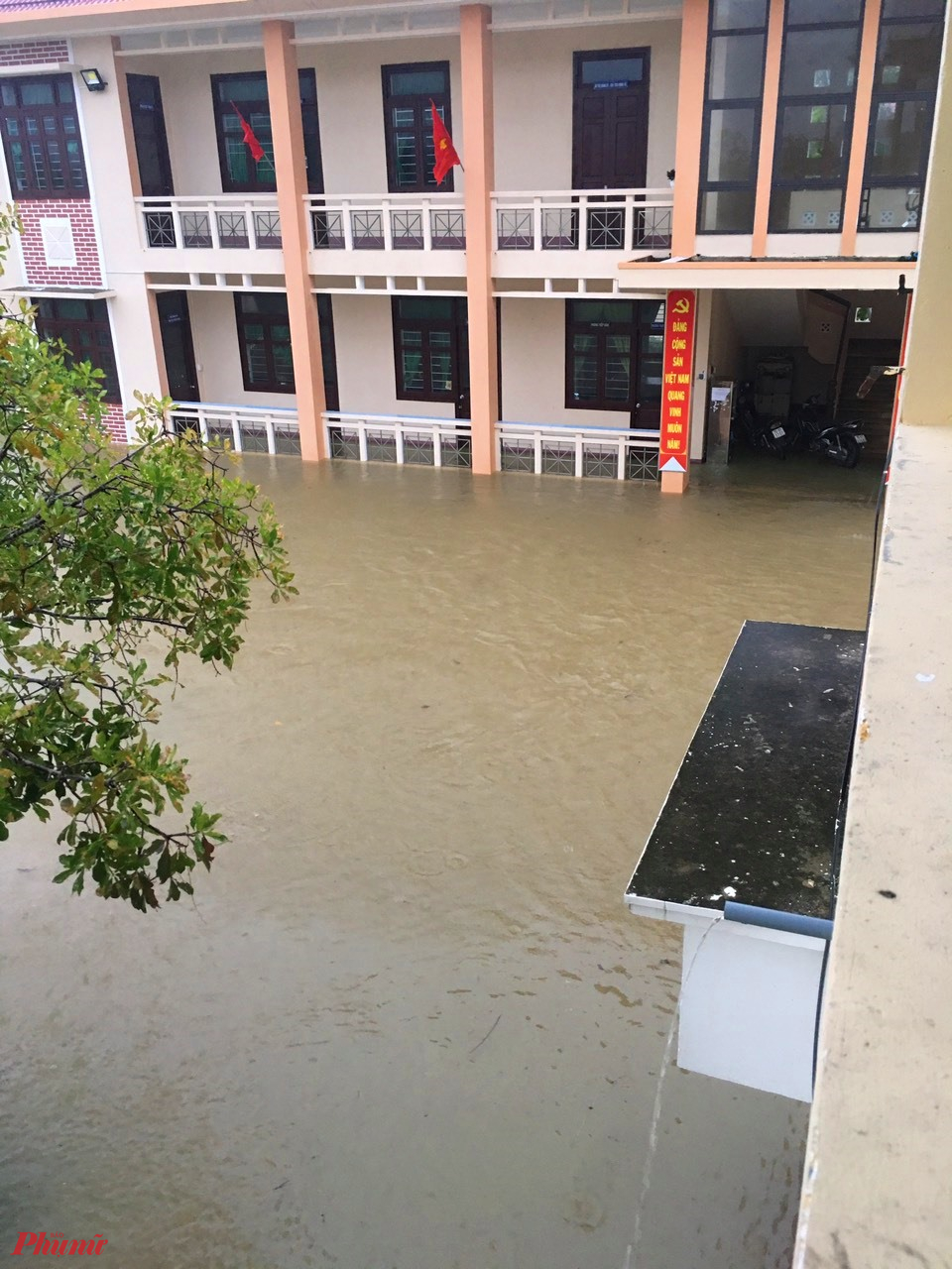 Đặc biệt tại Trụ Sở UBND xã Quảng An nước lụt vào sân sâu hơn 0,5m