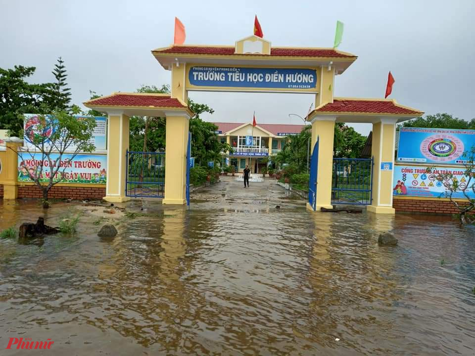 Nước lũ bắt đầu vào cổng trường Trường Tiểu học Điền Hương