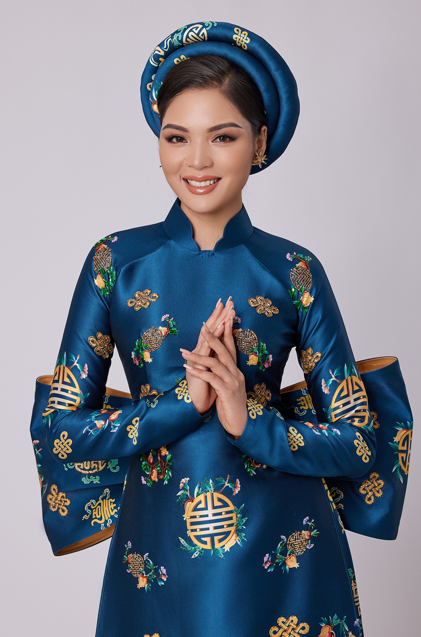 “Tôi mong muốn tạo ra những trang phục truyền thống tôn vinh người phụ nữ Việt Nam, tôn vinh những giá trị văn hóa dân gian Việt”, NTK Vũ Lan Anh cho biết.  Những màu sắc tươi tắn, hoạ tiết tươi vui trên áo như thể hiện sức sống mới của mùa xuân với tràn đầy sự hy vọng.
