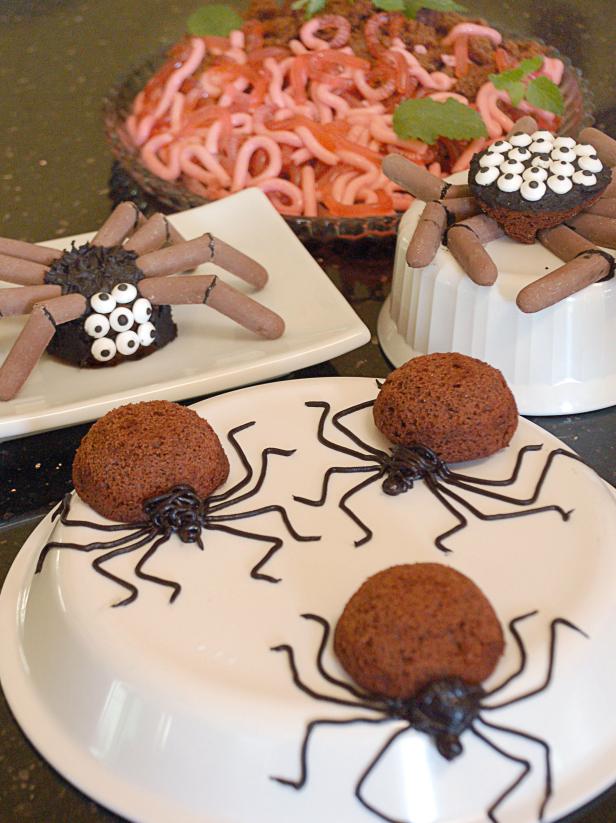 Những con sâu và nhện cupcake này có thể trông đáng sợ nhưng ngon miệng.
