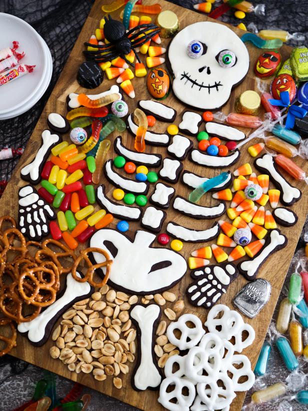 Làm náo nhiệt bàn tiệc Halloween của bạn với những chiếc bánh cookie hình xương dễ thương.