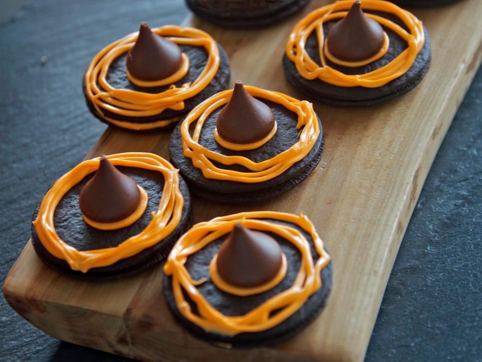 Sự kết hợp của bánh quy và những viên chocolate Kiss được dẫn dắt bởi những lớp kem màu cam bắt mắt.