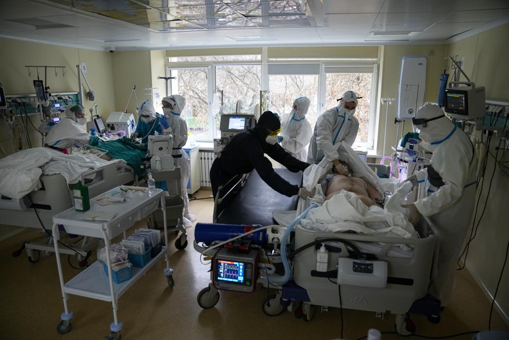 Hệ thống y tế Nga liên tục bị quá tải khi số ca nhiễm SARS-CoV-2 và tử vong tăng đột biến.