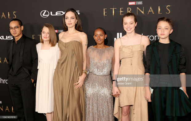 Recently, Shiloh became the center of attention with a spectacular transformation in fashion style when appearing at the launch of the blockbuster Marvel - Eternals starring her mother Angelina Jolie. No longer fond of the tomboy style, the girl made an impression with a flowing two-strap dress that showed off her long, straight legs.