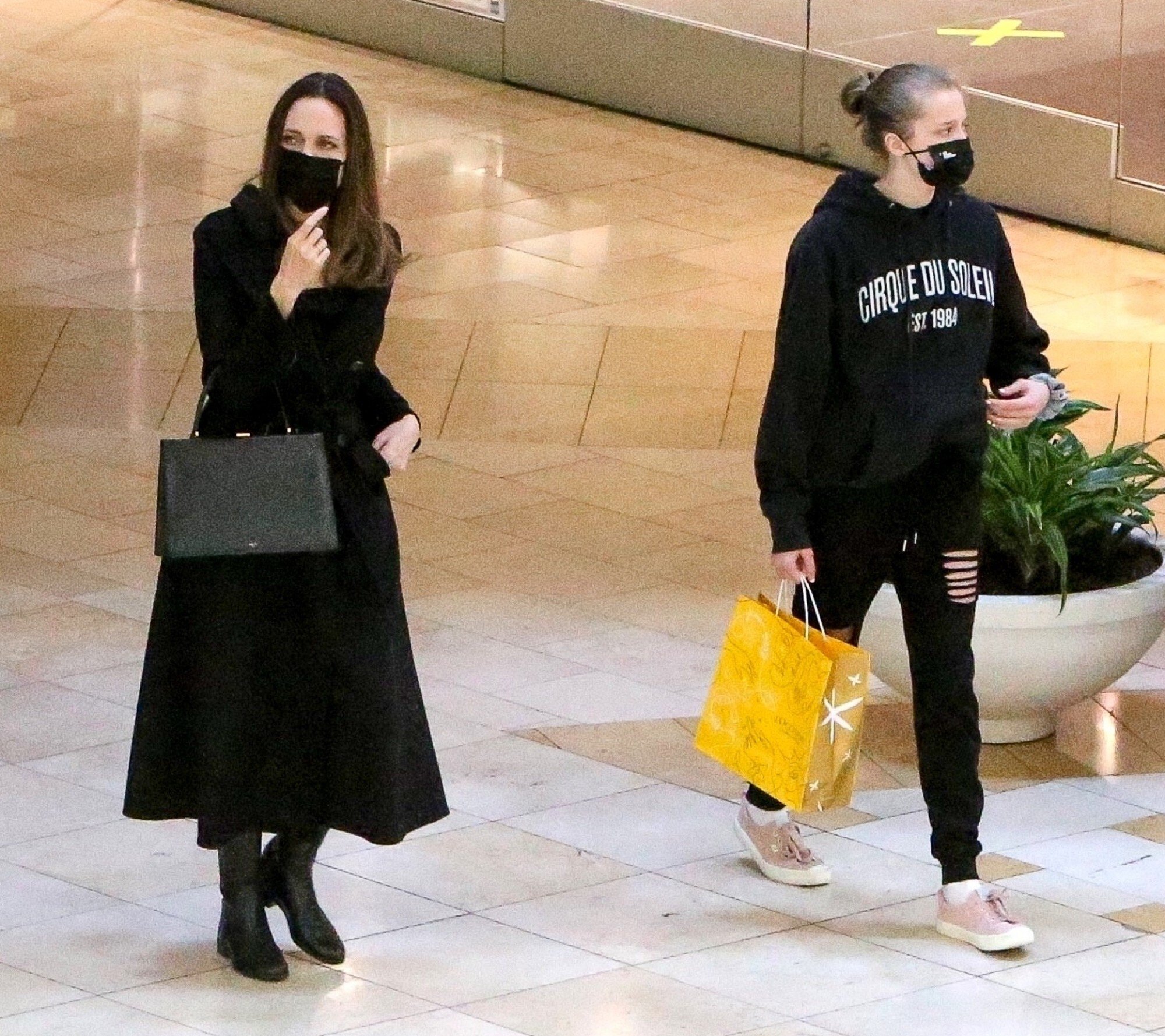 Shiloh gradually becomes more feminine and stands out thanks to her height approximately equal to Angelina Jolie (1.69m tall). She still often wears a hoodie, but the style she chooses now is softer and fits her body better than the previous oversize shirt.