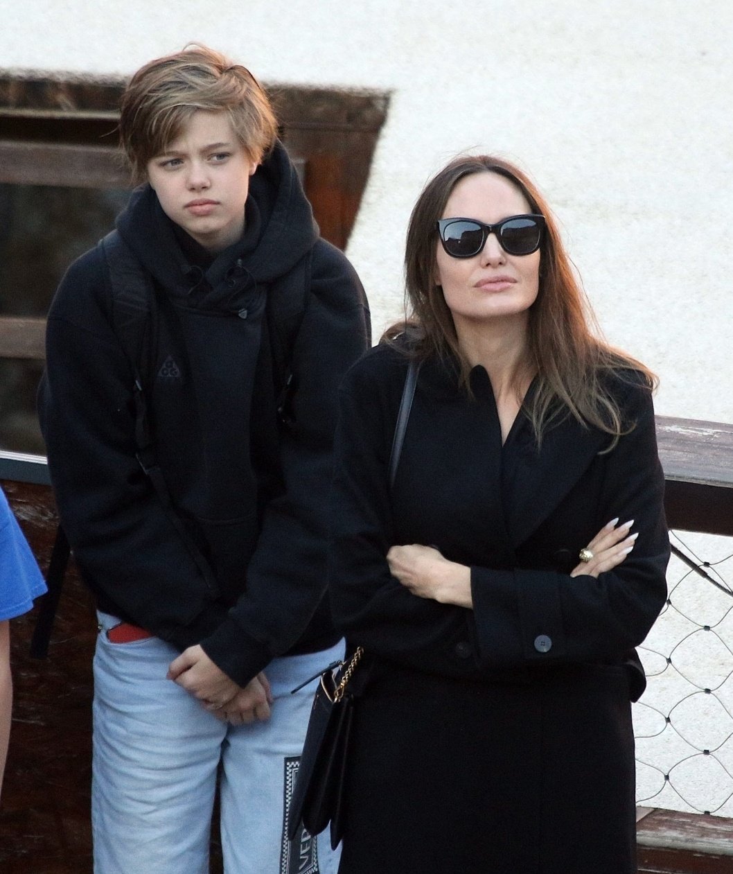 Đến tận đầu năm 2020, con gái của cặp đôi Jolie-Pitt vẫn trung thành với áo sơ mi, quần dài và giày thể thao nam tính, dẫu vóc dáng và khuôn mặt của Shiloh có thể đã trải qua rất nhiều biến đổi trong những năm qua.