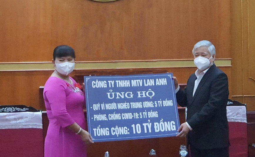 Bà Nguyễn Nam Phương Tổng giám đốc Công ty TNHH MTV Lan Anh trao tặng 10 tỷ đồng cho Trung ương MTTQ Việt Nam - Ảnh: Lan Anh