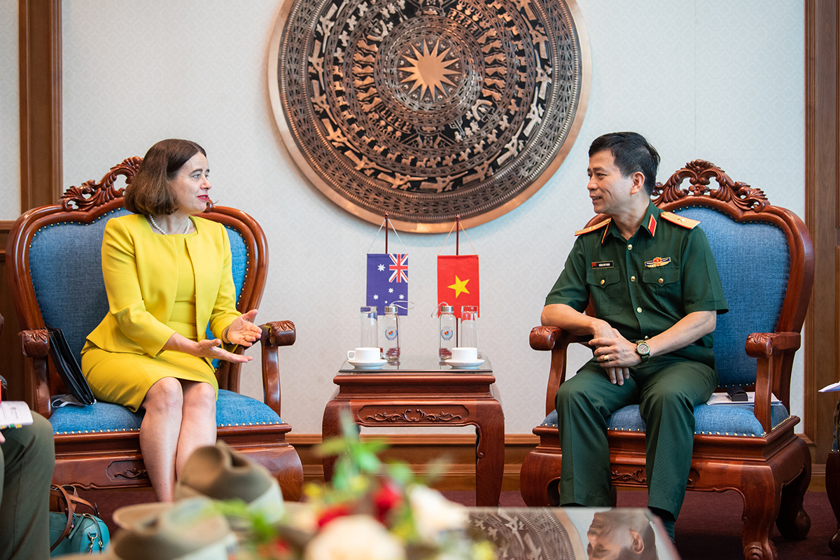 Đại sứ Úc tại Việt Nam Robyn Mudie trao đổi với Thiếu tướng Hoàng Kim Phụng - Cục trưởng Cục Gìn giữ hòa bình Việt Nam