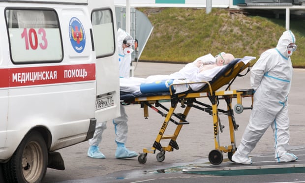 Các nhân viên y tế tiếp nhận một bệnh nhân Covid tại trung tâm y tế Novomoskovsky ở Moscow. Ảnh: Vyacheslav Prokofyev / TASS