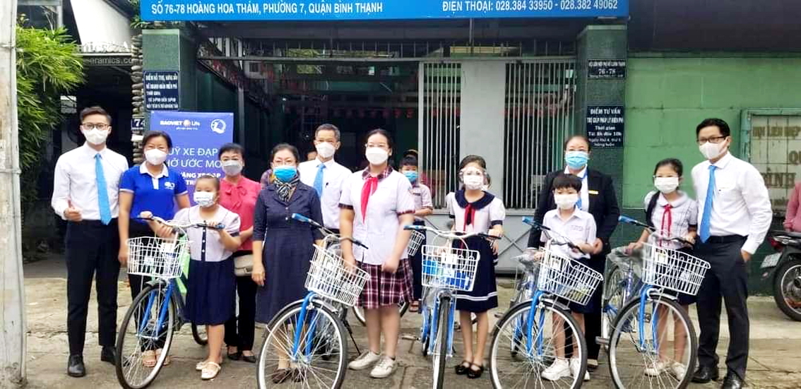 Hội Phụ nữ và Hội Khuyến học Q.Bình Thạnh tặng xe đạp cho 10 em học sinh có hoàn cảnh khó khăn 