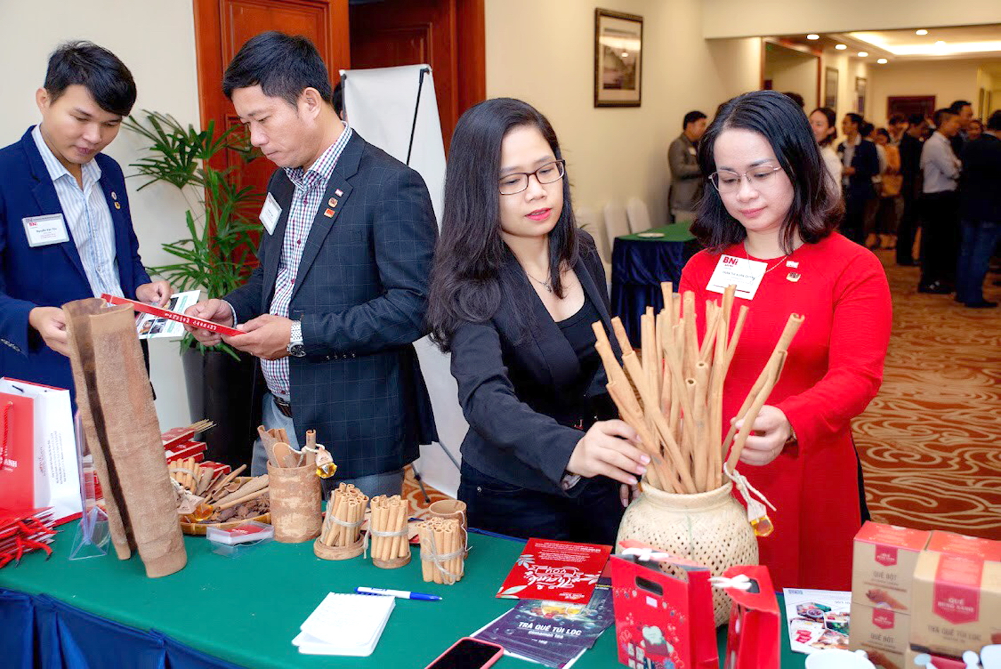 Trần Thị Xuân Quỳnh (phải) giới thiệu sản phẩm Quế Rừng Xanh với khách hàng