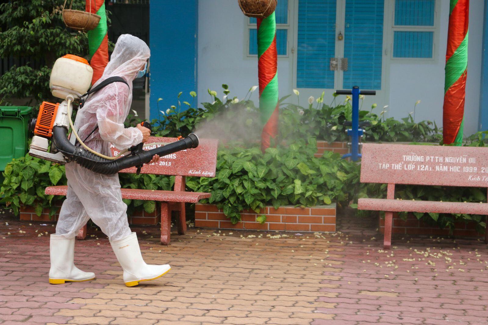 Vệ sinh khử khuẩn tại trường THPT Nguyễn Du. Ảnh: Tiêu Hà