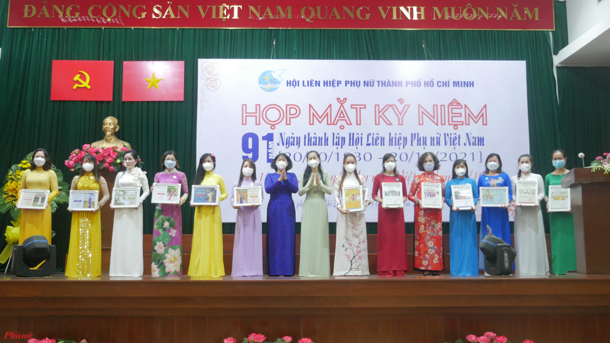 tại buổi họp mặt, Hội LHPN TPHCM trao giải cuộc thi ảnh đẹp áo dài chủ đề “Tự hào Phụ nữ Việt Nam. cuộc thi này đã được tổ chức vào dịp kỷ niệm Ngày quốc tế phụ nữ 8/3 thu hút sự tham gia của hàng ngàn tập thể, cá nhân; trong đó BTC cuộc thi đã chọn trao giải thưởng cho 18 tập thể và 18 cá nhân.
